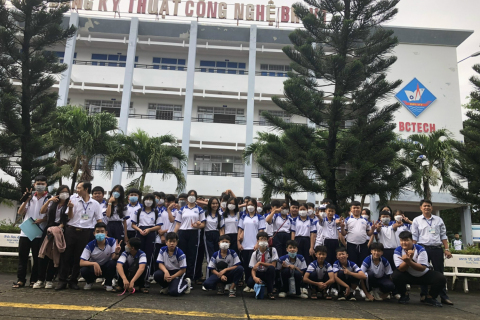 THCS Nguyễn Du tổ chức tham quan hướng nghiệp cho học sinh lớp 8,9