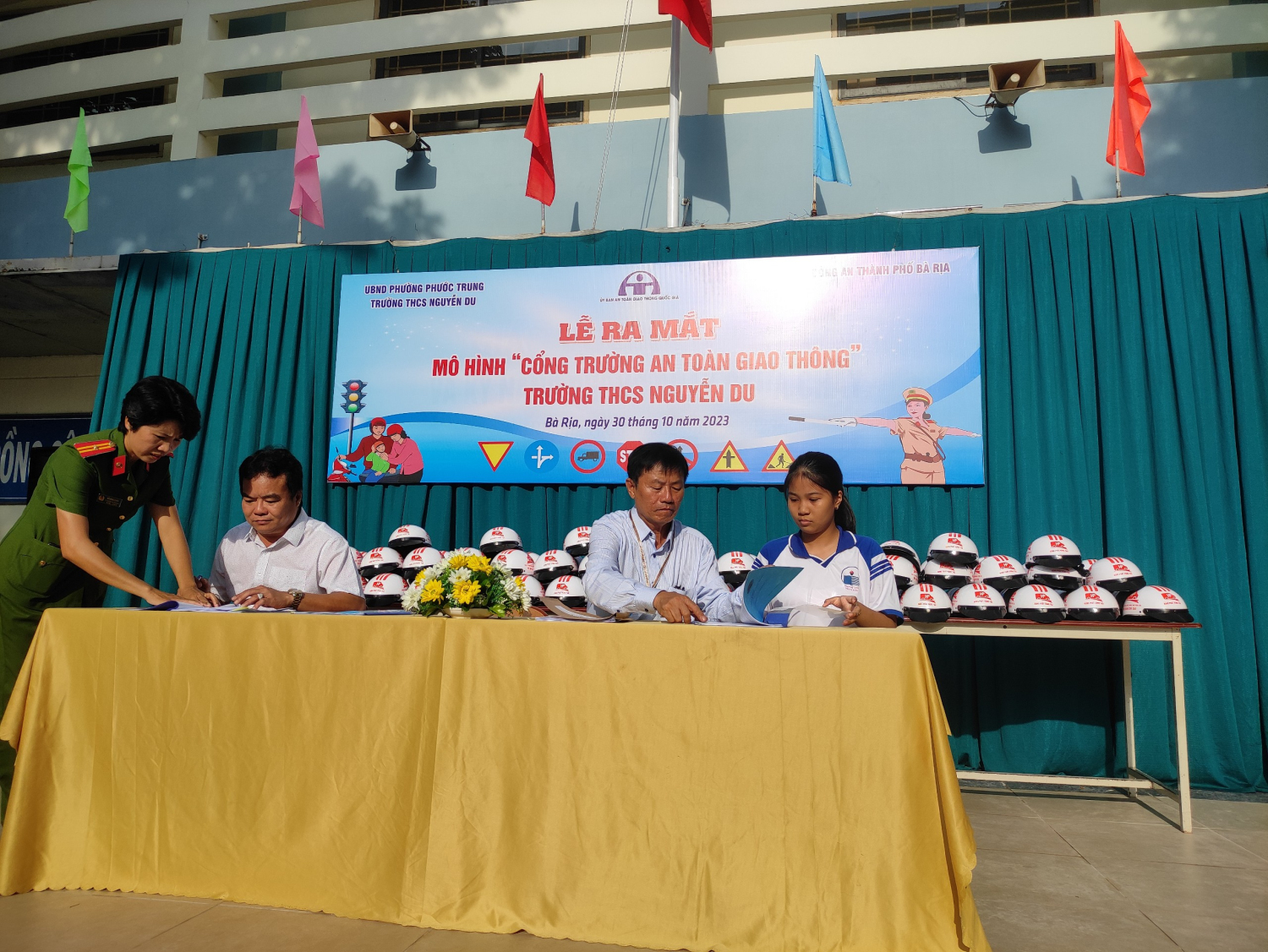 Trường THCS Nguyễn Du phối hợp công an Phường Phước Trung, TP Bà Rịa thực hiện mô hình “Cổng trường an toàn Giao thông”